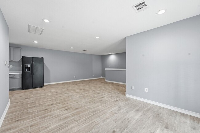 Building Photo - 15621 Northland Dr