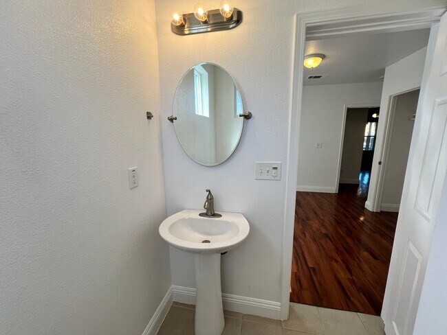 Building Photo - PRE LEASE TODAY!! Remodeled 2 bed, 2 bath unit in Midtown