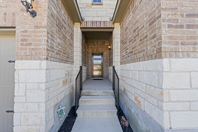 Building Photo - 1020 Highland Vista