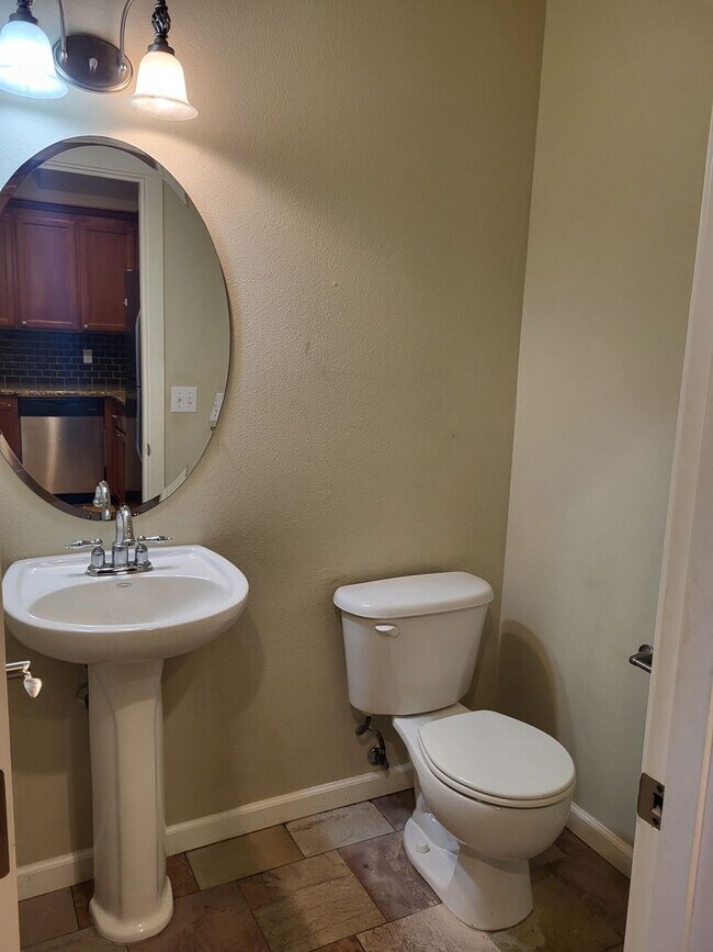 Building Photo - Beautiful 3 Bed 2.5 Bath 3 story home in South Hill Puyallup