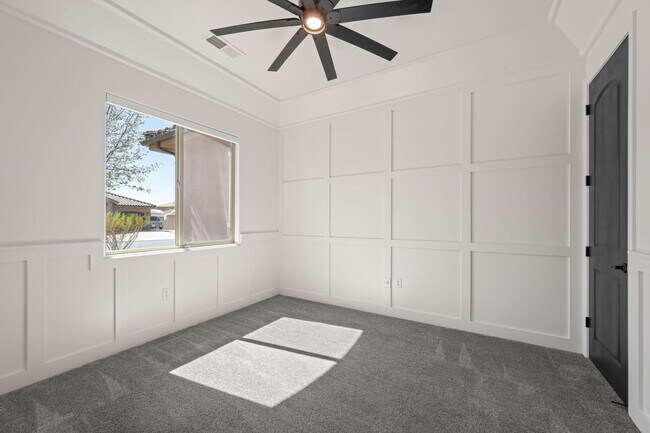 Building Photo - 6 Bed, 4 Bath with RV Parking and No HOA in Sycamore — Available Now!