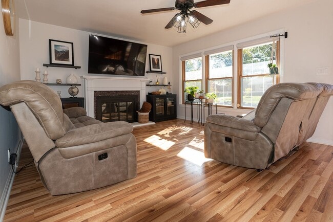 Building Photo - Beautiful 3-Bedroom, 3-Bathroom Home with ...