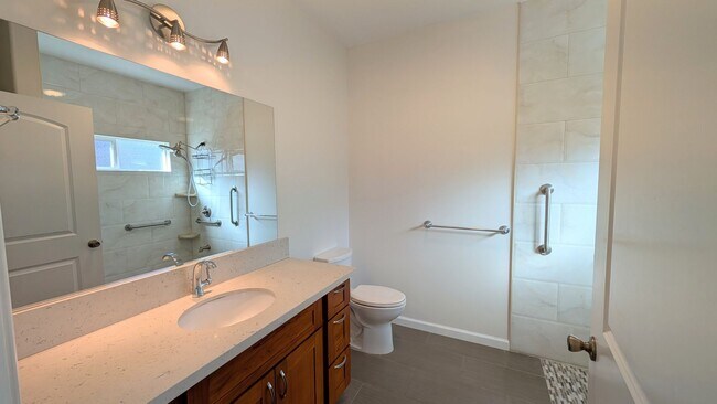 Building Photo - Spacious 4 bed 3 bath home near Diamond Head