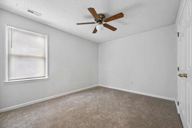 Building Photo - 131 Autumn Ridge Dr