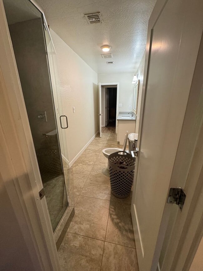 Building Photo - 4 bedroom basement home North Mesa
