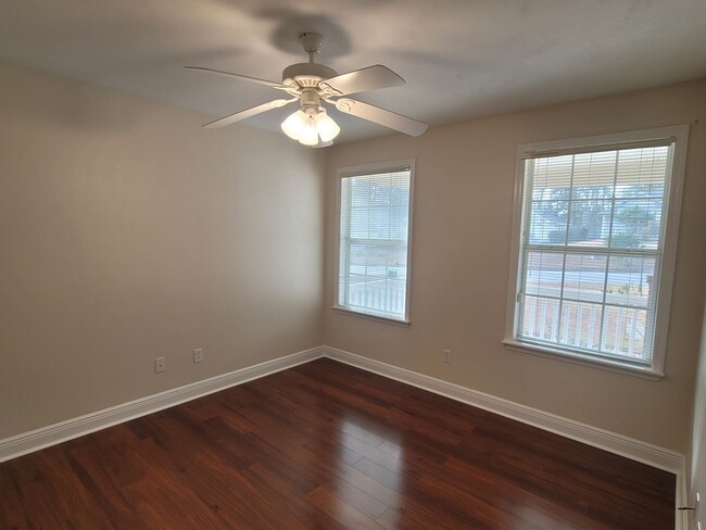 Building Photo - MODERN 3/2 w/ Garage, Spa Tub, Wood Floors...