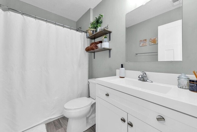 Building Photo - 1945 Woodcrest Rd