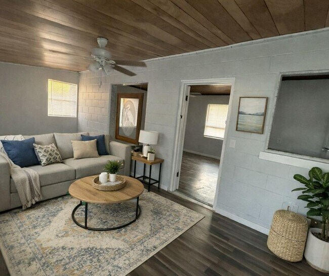 Building Photo - 8801 E Moonrise Ln