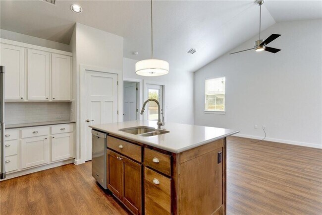 Building Photo - 400 Rose Dr