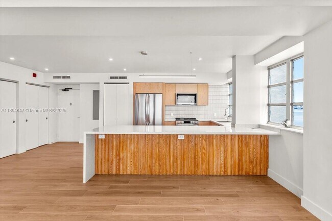 Building Photo - 1430 Brickell Bay Dr