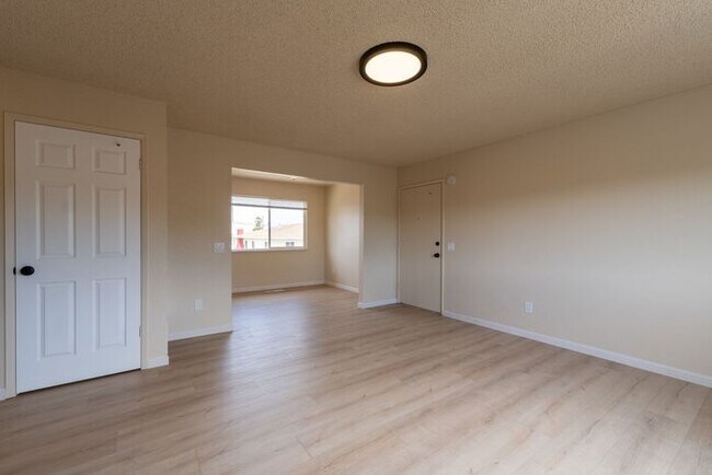 Building Photo - Newly Remodeled 2 bedroom 1 bathroom Seaside Apartment!