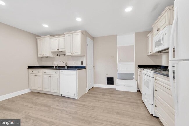 Building Photo - 19 Pleasant St