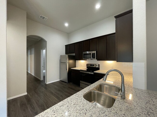 Building Photo - TOWNHOME FOR RENT