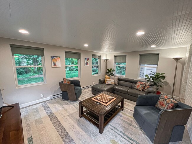 Building Photo - Sunny and Bright 4 Bedroom 3 Bath 2 Level ...