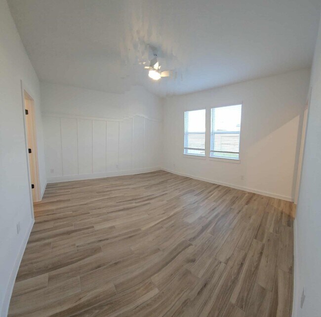 Building Photo - 8434 Bay Oaks Dr