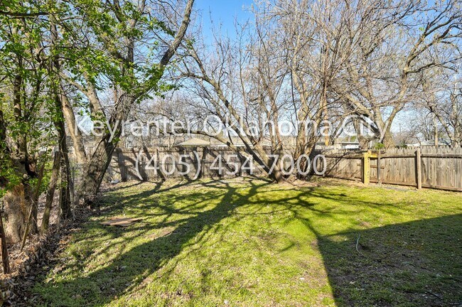 Building Photo - 4913 N Willow Ave