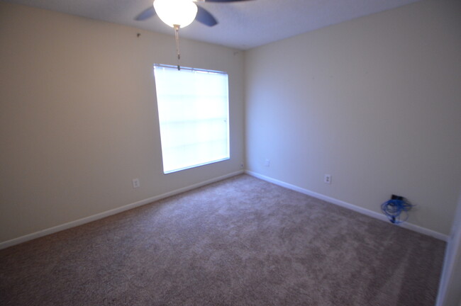 Building Photo - 2 Bed/1.5 Bath in Washington Square! AVAIL...