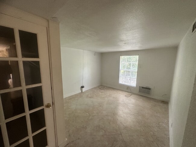 Building Photo - Rent Includes Electric and Water
