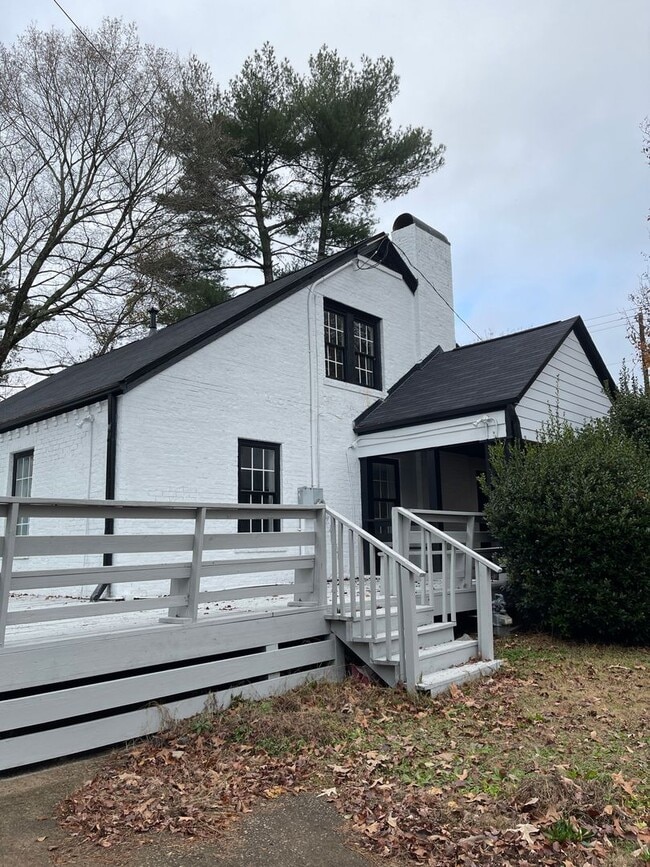 Building Photo - Live on Maple