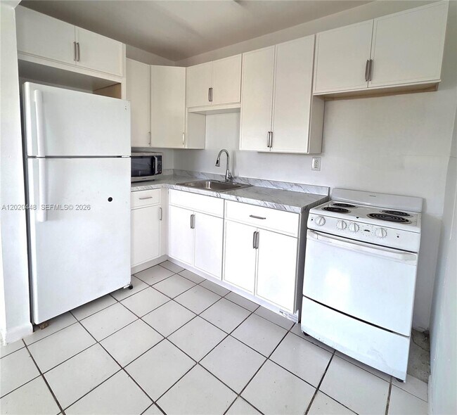 Building Photo - 4030 SW 61st Ave