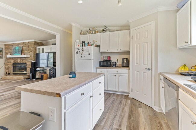 Building Photo - 214 Shipman's Pike