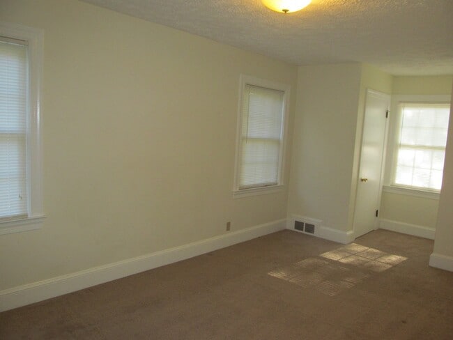 Building Photo - 3 bed/1 bath Off Polo Rd