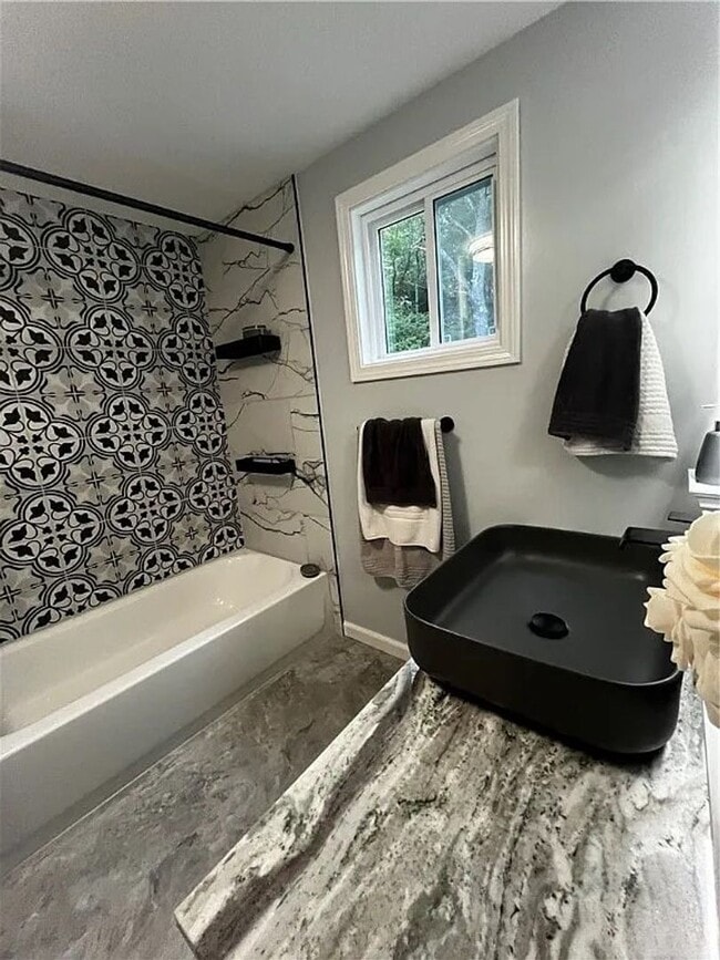 Building Photo - 4 bedroom 2 Bathroom Luxury Rental!