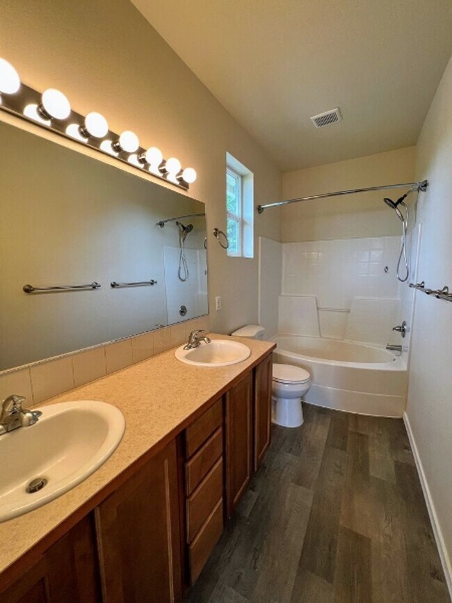 Building Photo - Pet Friendly 3 Bedroom in Campus Glen Neighborhood