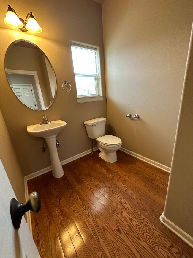 Building Photo - Inviting 4 Bedroom Home with Spacious Layo...