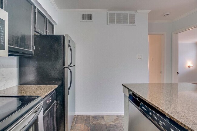 Building Photo - 8888 Tallwood Dr