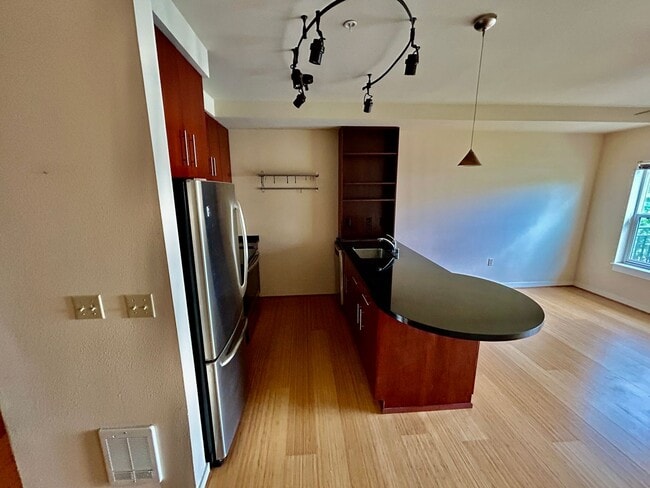 Building Photo - Fantastic Studio Apartment with 2 parking spaces included! AVAILABLE NOW!