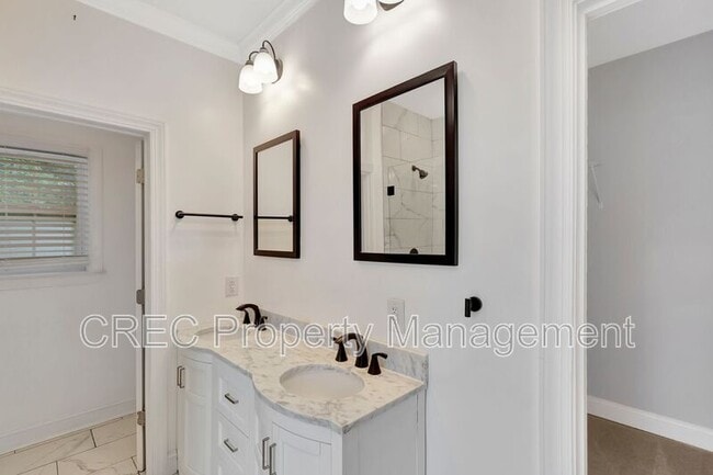 Building Photo - 2703 E Surrey Dr