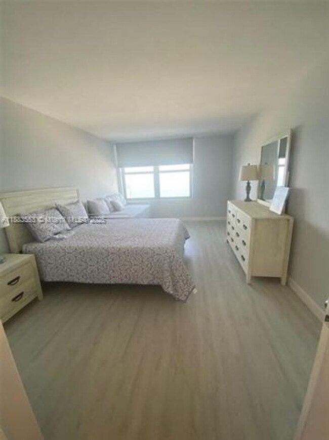 Building Photo - 2899 Collins Ave