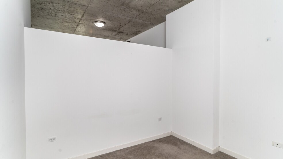 Building Photo - 235 W Van Buren St