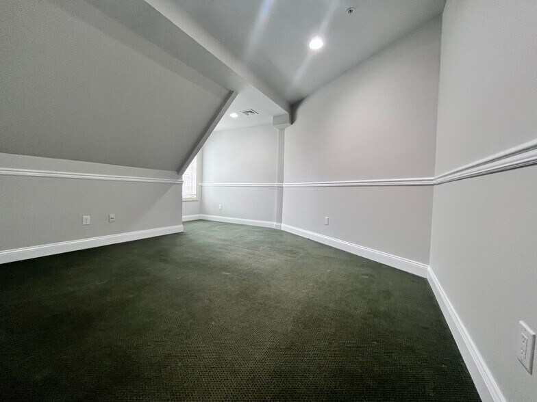 Building Photo - 2614 Boston Post Rd