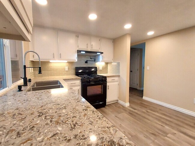 Building Photo - HUGE 5 Bedroom Home - Federal Way