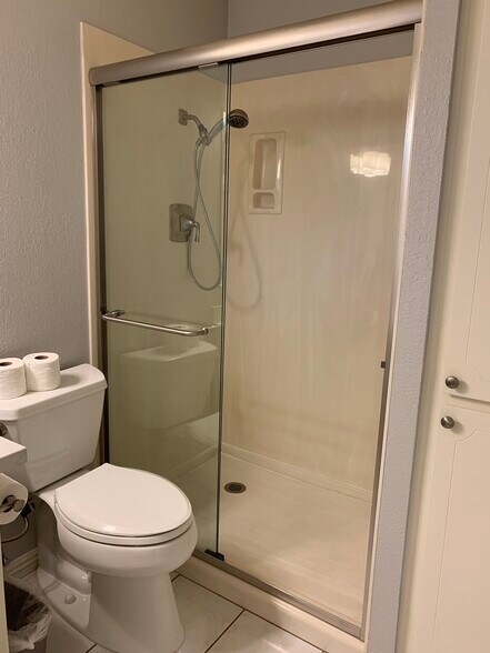 2nd master bath - 1207 E Loyola Dr