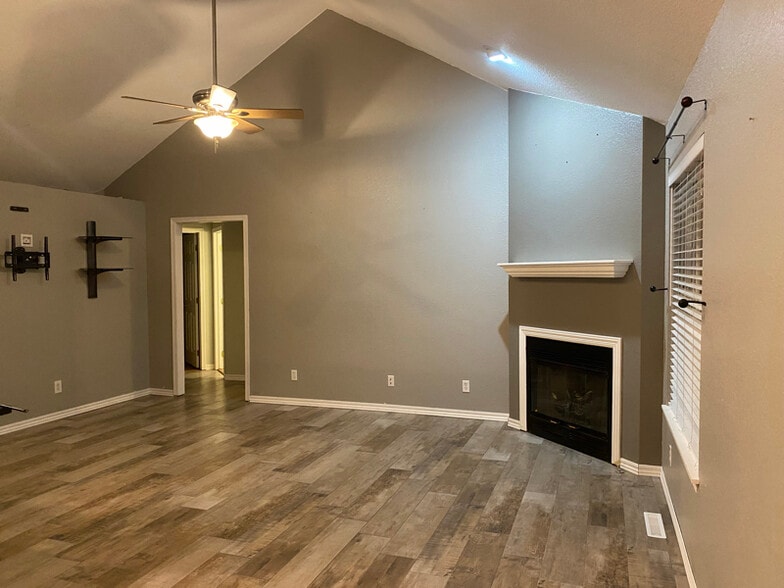 Building Photo - 1825 Mountain Ash Dr