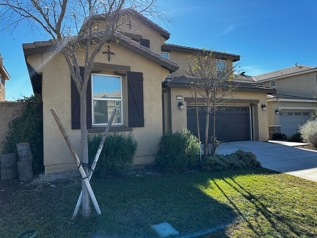 Building Photo - Beautiful 4 bedrooms, 3 bath home in Fontana