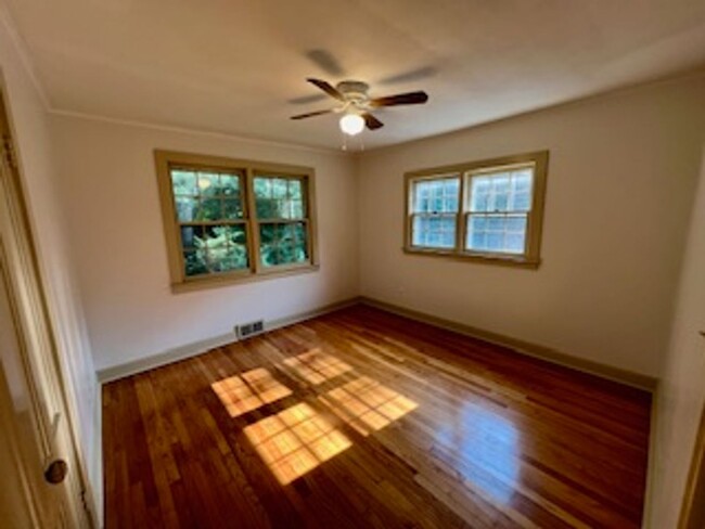 Building Photo - Cozy, 2 bedroom Single Family Home