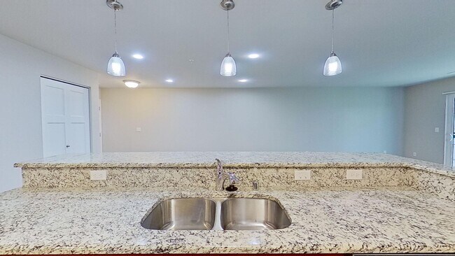 Building Photo - Condo Style Lower 1 Bedroom 1 Bathroom Apartment