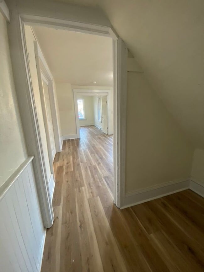 Building Photo - 1031 Waugoo Ave