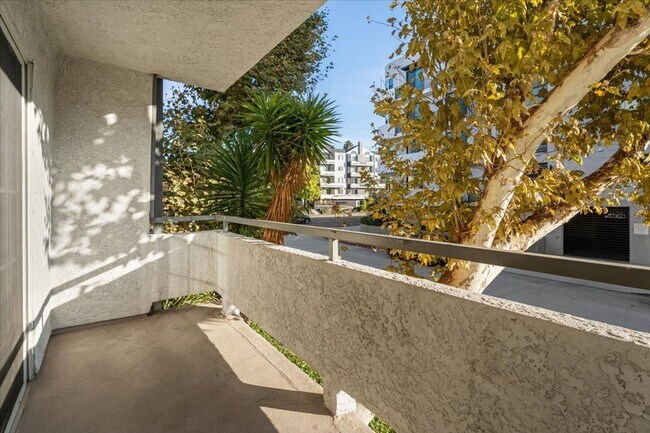 Building Photo - Bright 3-Bedroom Condo with Balcony and Fi...