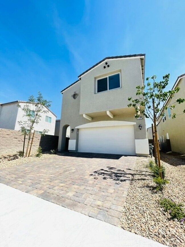 Building Photo - BEAUTIFUL 4 BEDROOM + LOFT HOME LOCATED IN...