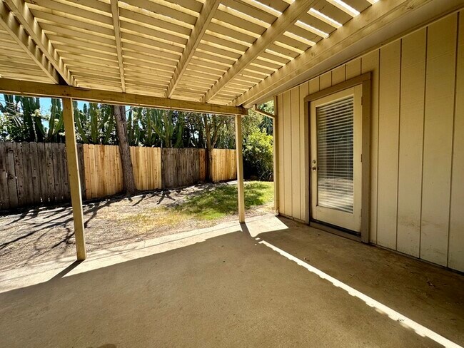 Building Photo - Charming 2 bedroom 2 bathroom home located in south Sacramento!