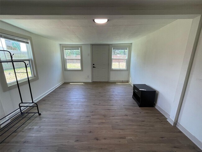 Building Photo - 411 Guyer St