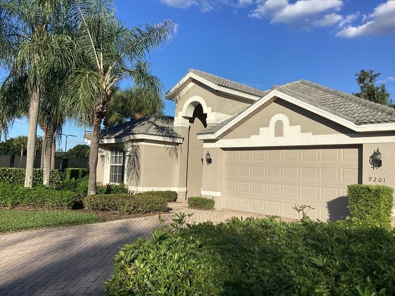 Primary Photo - 9201 Independence Way