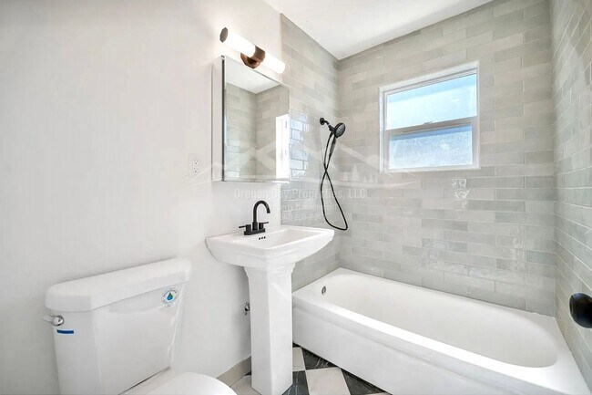 Building Photo - 1710 Johnson St