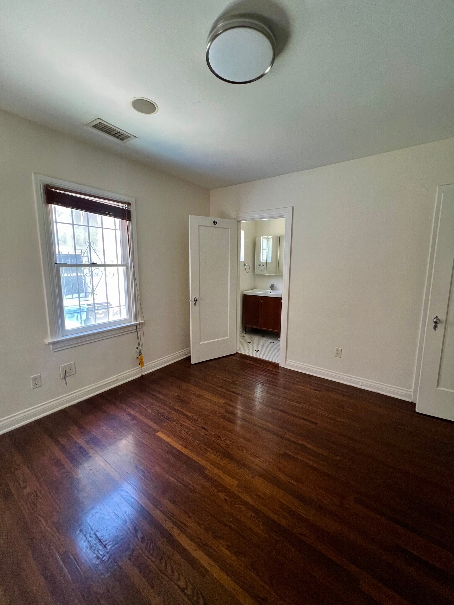 bd 2 - 1152 N Sycamore Ave