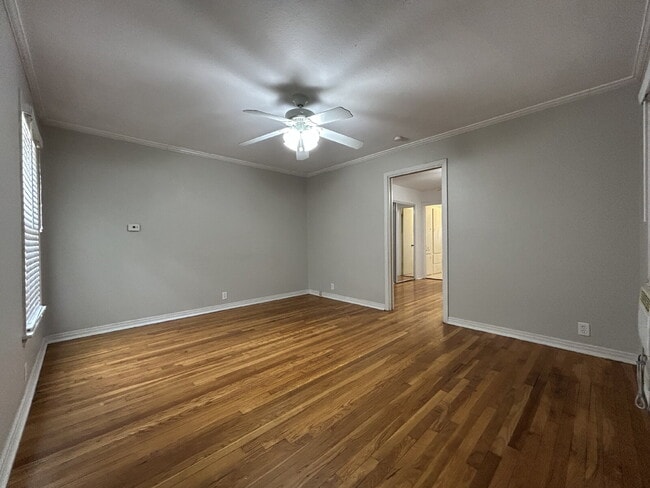 Building Photo - Charm, Comfort and Convenience!